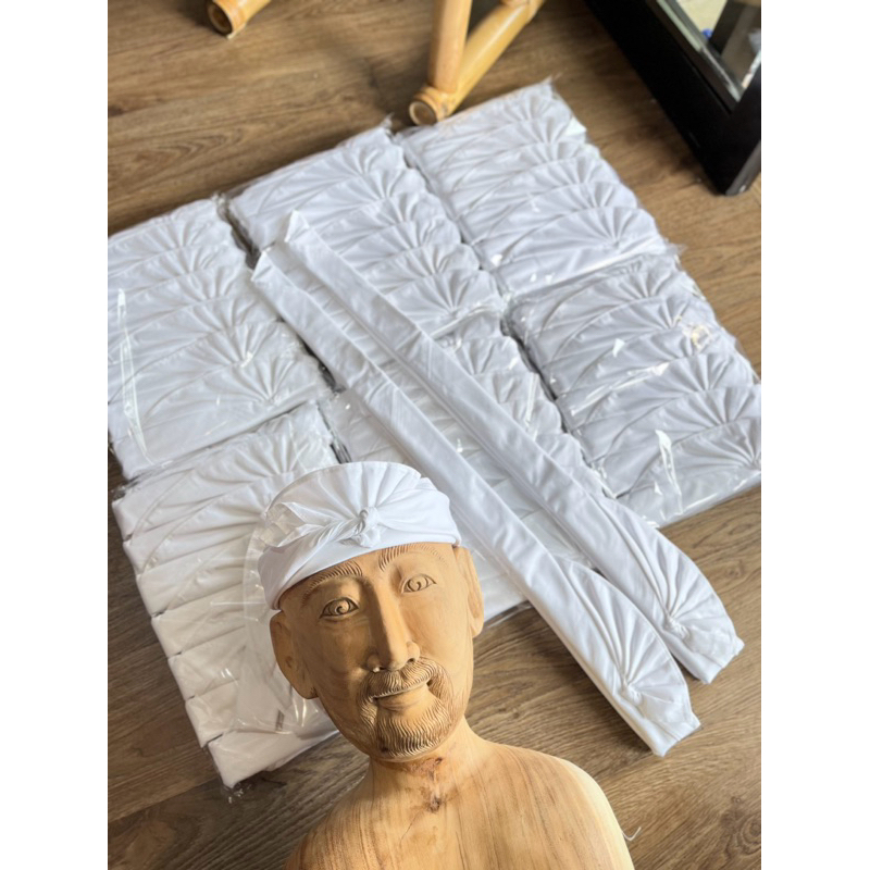 Udeng putih jangar rimpit setengah jadi