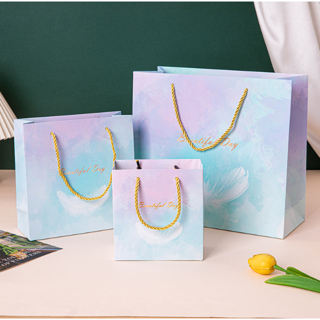 

Paper Bag Tebal Premium Impor Tas karton putih spot hot stamping tas tangan tas hadiah tas kemasan umum tas kertas cetak warna produsen tas belanja grosir Tas Kado Hadiah Goodie Bag Kotak Kemasan Kado