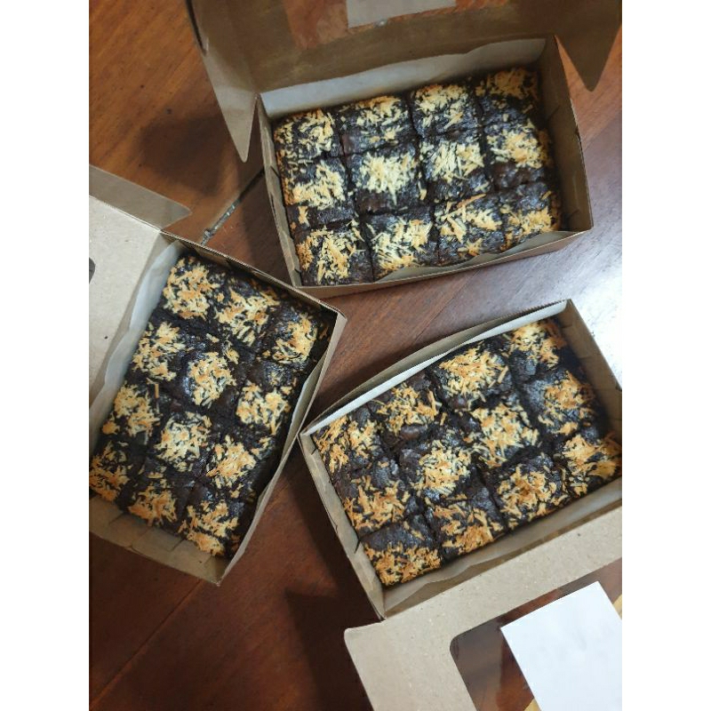 

brownies fudgy 15×10 toping full keju