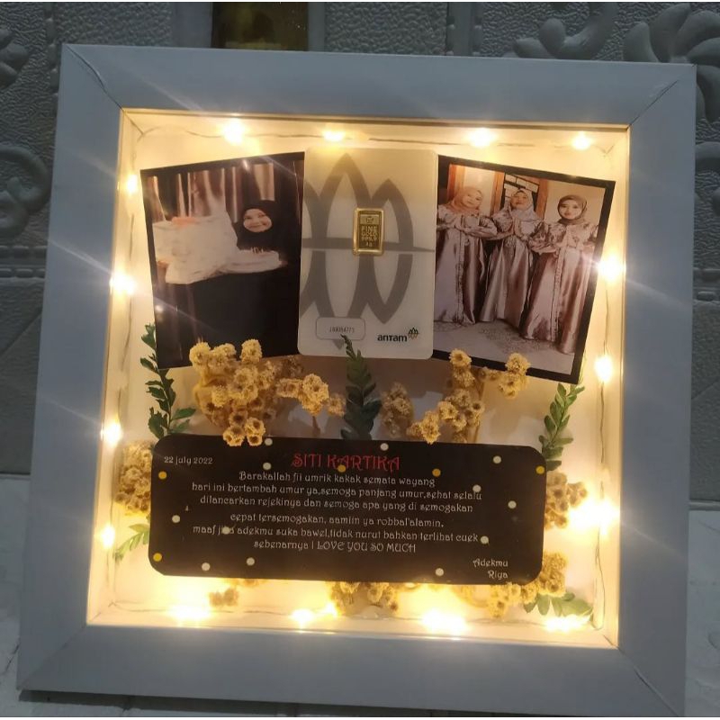 bingkai foto lampu dan logam mulia