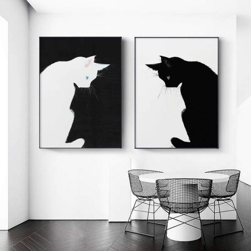 Lukisan kucing putih dan kucing hitam