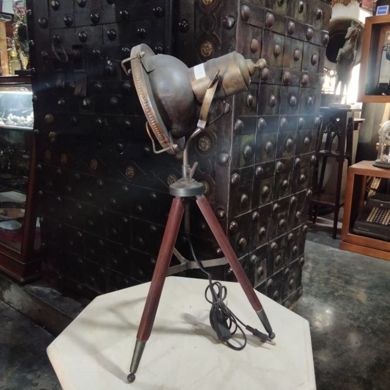 Lampu Sorot Meja Artdeco Kuningan dengan Stand Kayu Lawas Jadul