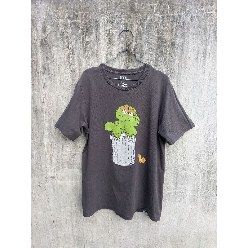 Uniqlo x kaws x sesame street kaos uniqlo second size L grey