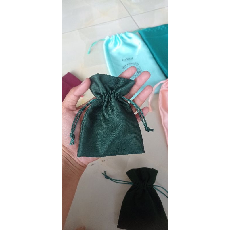 

Pouch Serut Rumbai Tali Satin Sablon