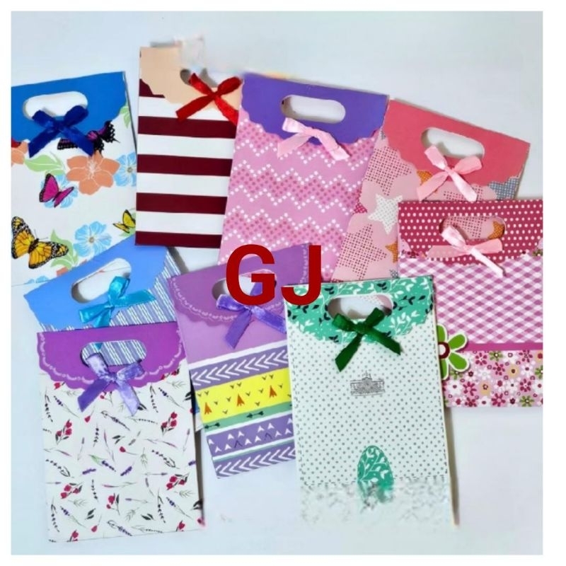 

Paper bag kado motif dan warna random acak