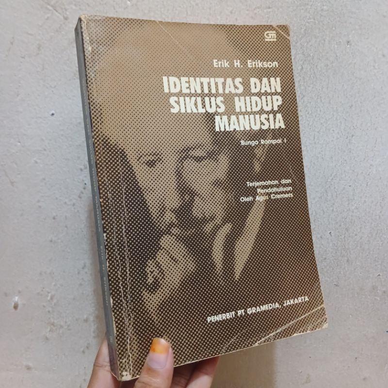 Identitas Dan Siklus Hidup Manusia Bunga Rampai I | Erik H.Erikson