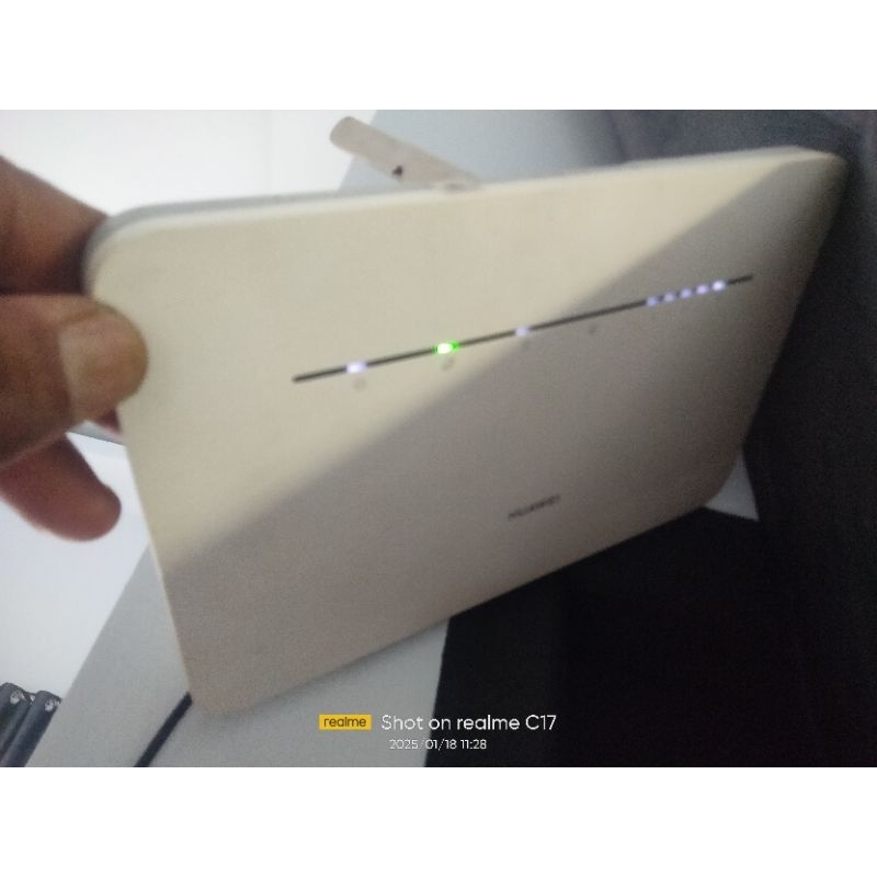 HUAWEI B535-933 4G Router 3 Pro Putih - Router Meja dengan Koneksi Cepat dan Stabil