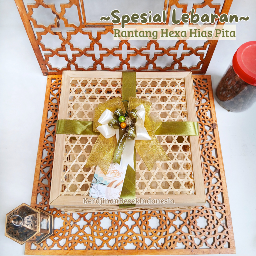 

BOX HEXAGONAL PREMIUM PITA BONUS HANG TAG LEBARAN 2025 Parsel hampers idul fitri murah toples kue sajadah mukena oleh haji