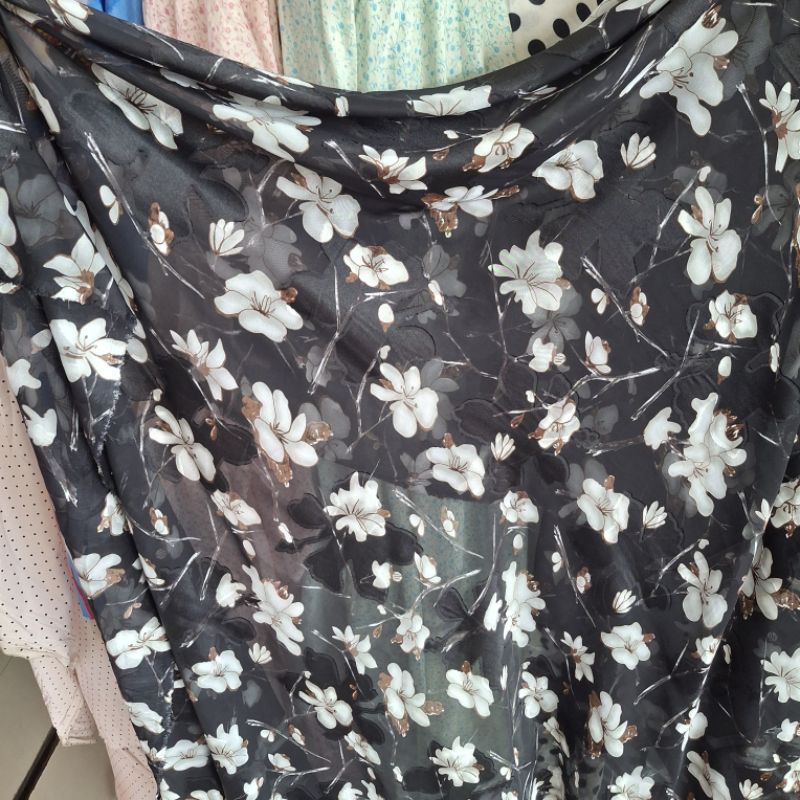 kain ceruty uragiri motif bunga timbul