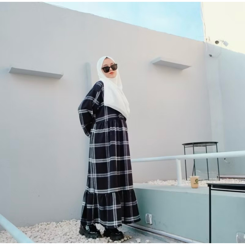 midi dress brand dmdapparel preloved Gamis Kotak-Kotak Hitam dan Putih