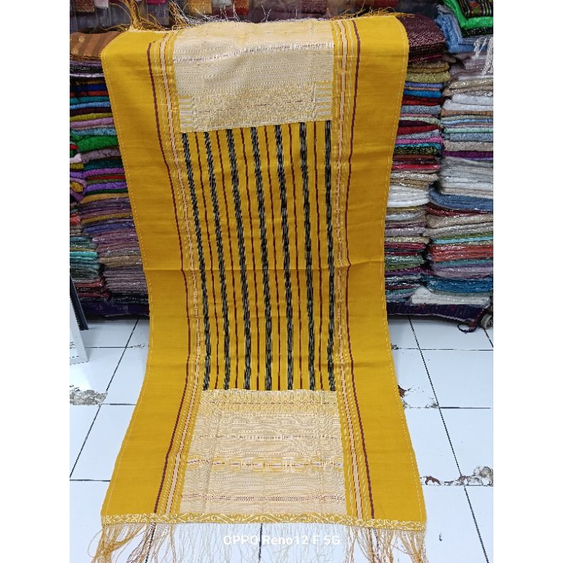 ULOS PUCCA RAGIHIDUP TARUTUNG TENUNAN TANGGAN WARNA KUNING/PUTIH.