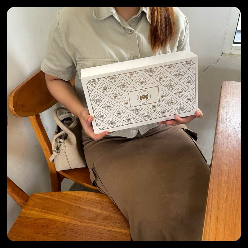 

Box Putih Eklusif Kotak Hampers hadiah Foil Emas 31x16x8 Dengan Kartu Ucapan