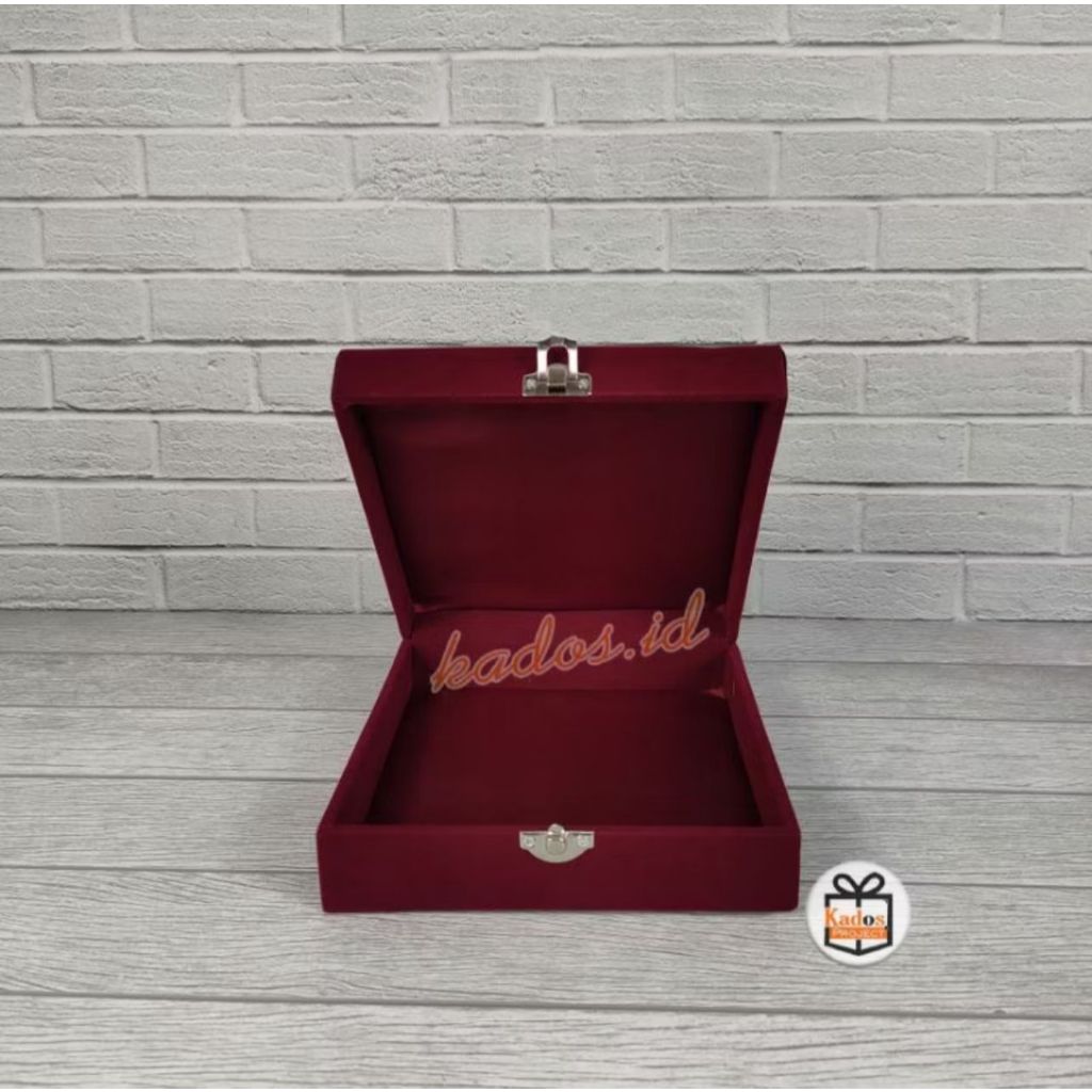 

Box Beludru Maroon Ukuran 20 x 13 cm