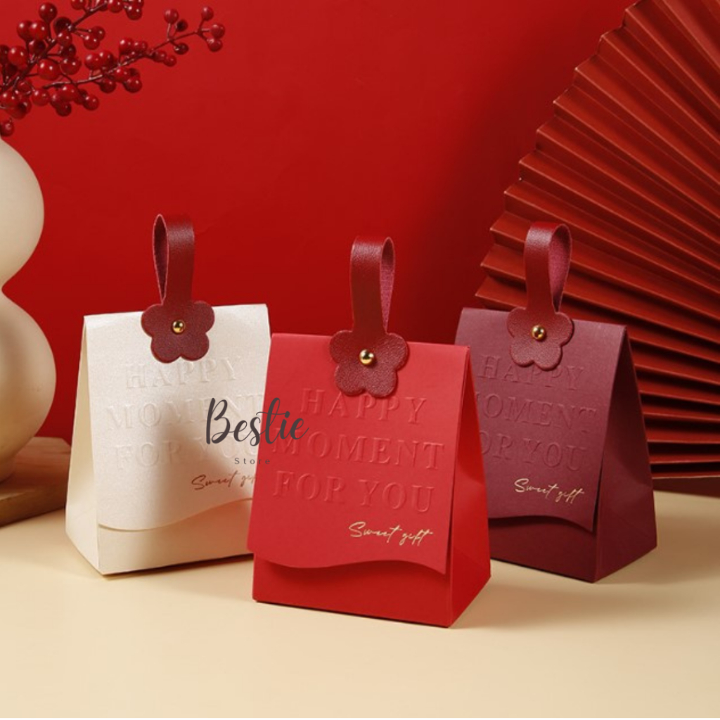 

Bestie Tas Kotak Souvenir Hadiah Permen Candy Gift Box Polos Handle Kulit Happy Moment untuk Wedding / Sangjit / Lamaran / Kado