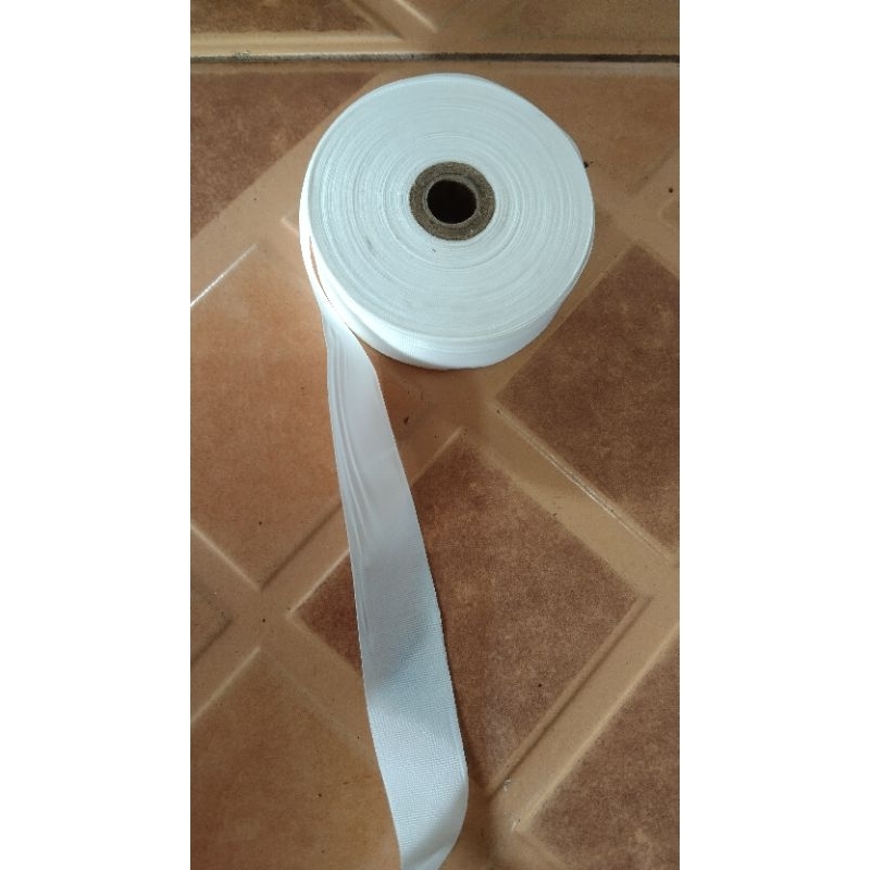 

pita saten tipis warna brokenwithe ukuran 2 cm isi 50 meter dengan harga 10 perrol