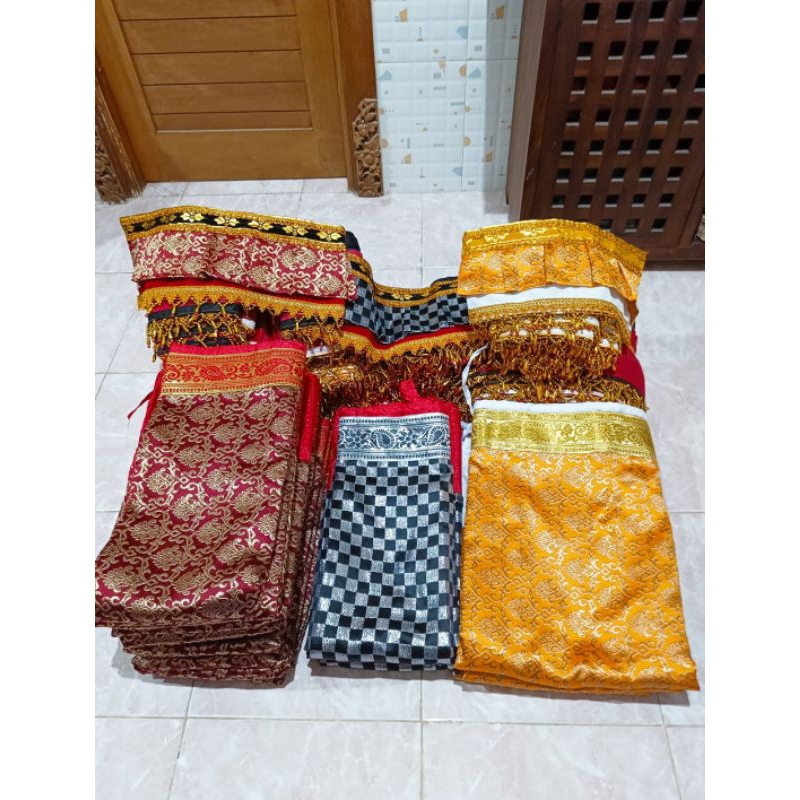 wastra Pelinggih/sanggah