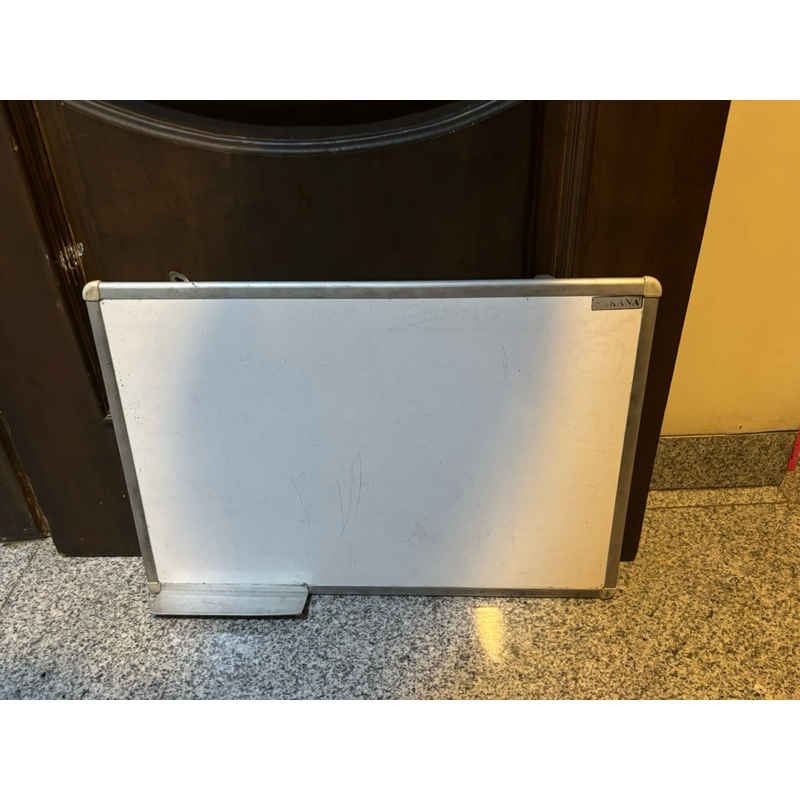 

Papan Tulis ukuran sekitar 70cm x 50cm