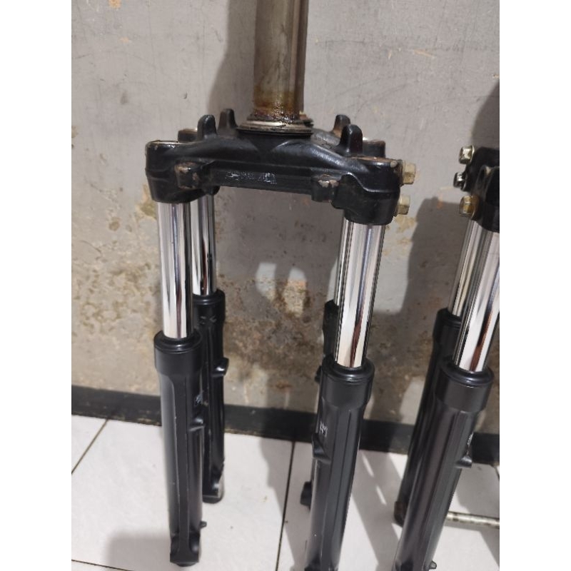 skok depan komplit set segitiga motor vario 125 old kzr. barang second original lepasan motor normal