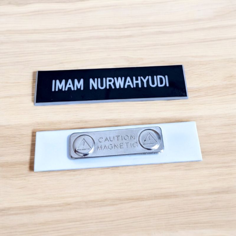 

Papan Nama Dada Magnet NameTag Grafir/Ukir Kancing Magnet