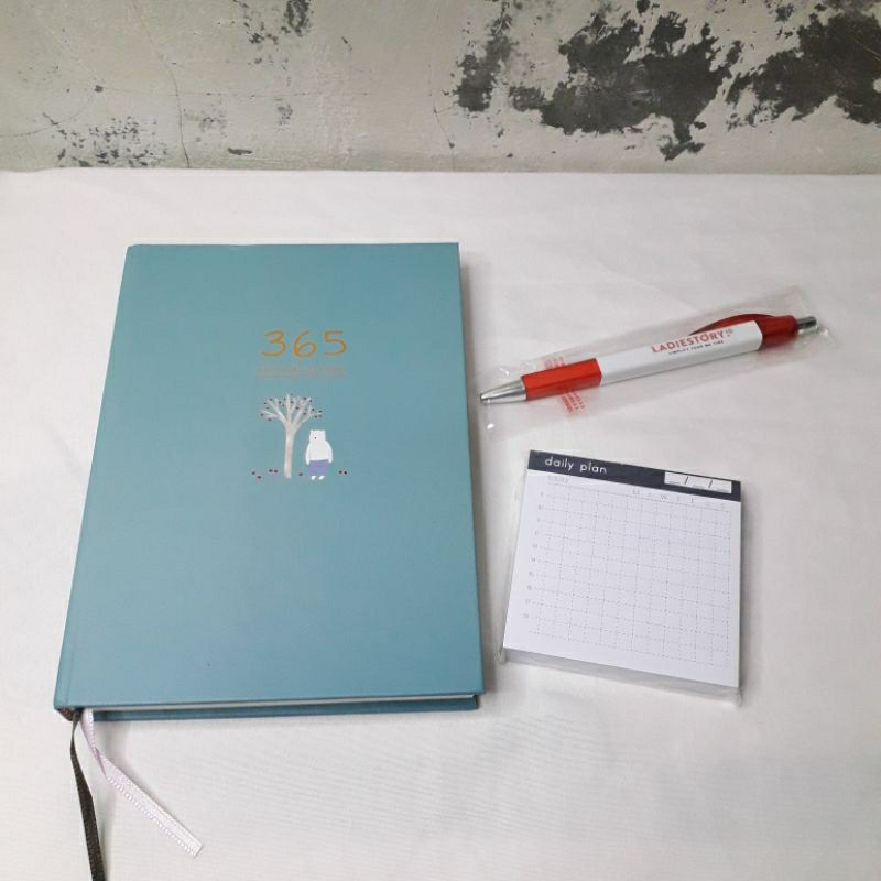 

[READY] BUKU DIARY 365 HARI DIARY BOOK 365 DAY HARD COVER 128 HALAMAN FREE DAILY PLAIN NOTES & PULPEN