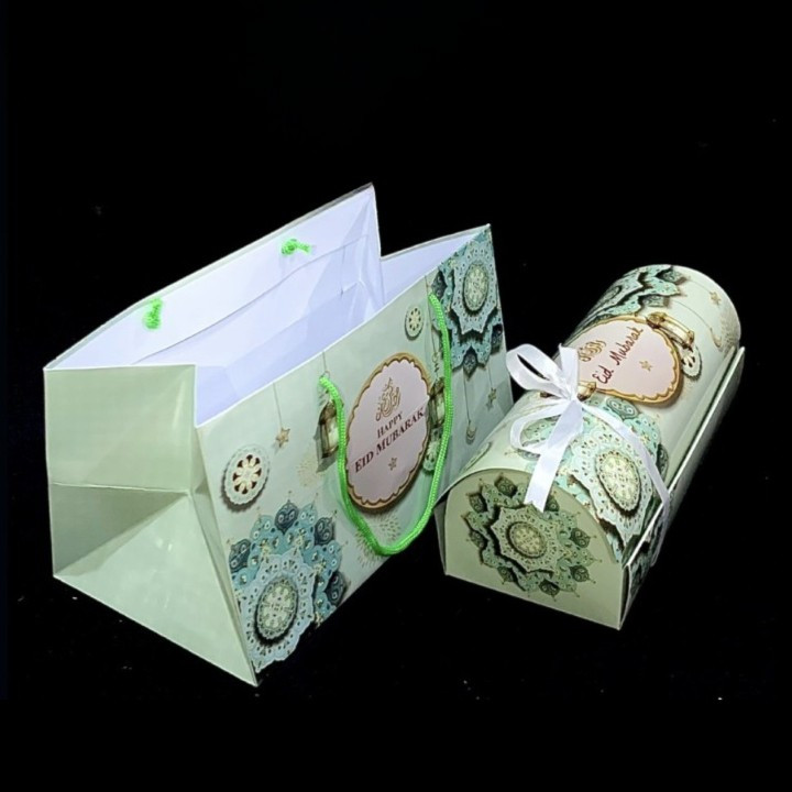 

3 Pcs Paperbag Kardus Bolu Gulung Lebaran Motif Lentera Hijau Ukuran 33x15x15 cm