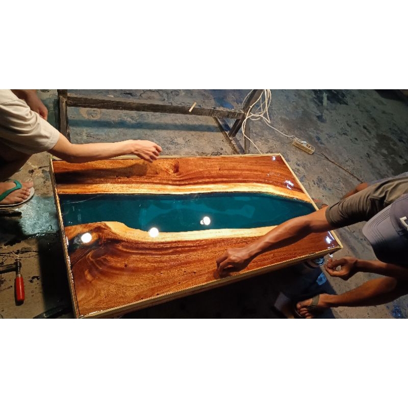 meja resin kayu kombinasi resin