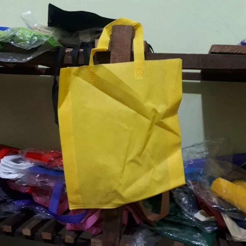 

goodiebag tali 38x45x8 cm 75 gsm kuning