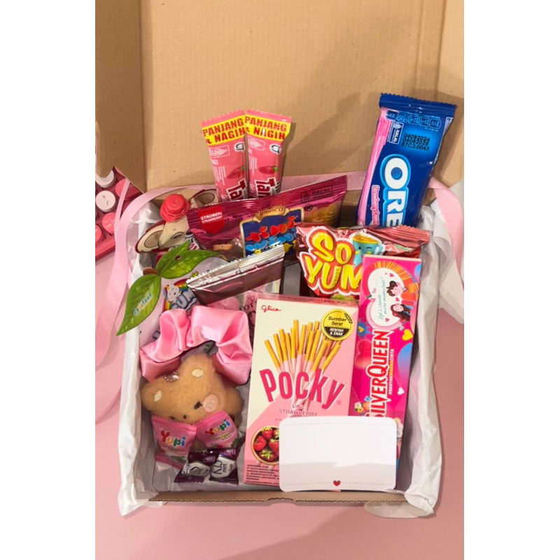 

Hampers Gift Box Kado Snack Coklat Tema Pink Lucu Murah Isi Banyak