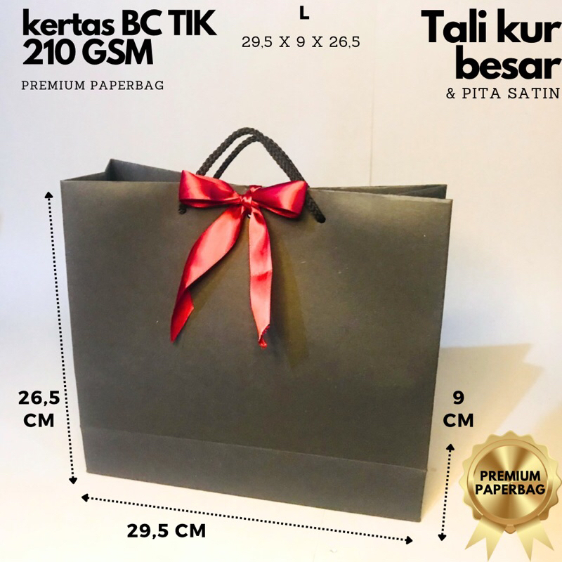 

Paperbag Premium Hitam Uk L dan pita maroon,Tas Kado,Hampers untuk Hadiah Spesial dan Acara Penting