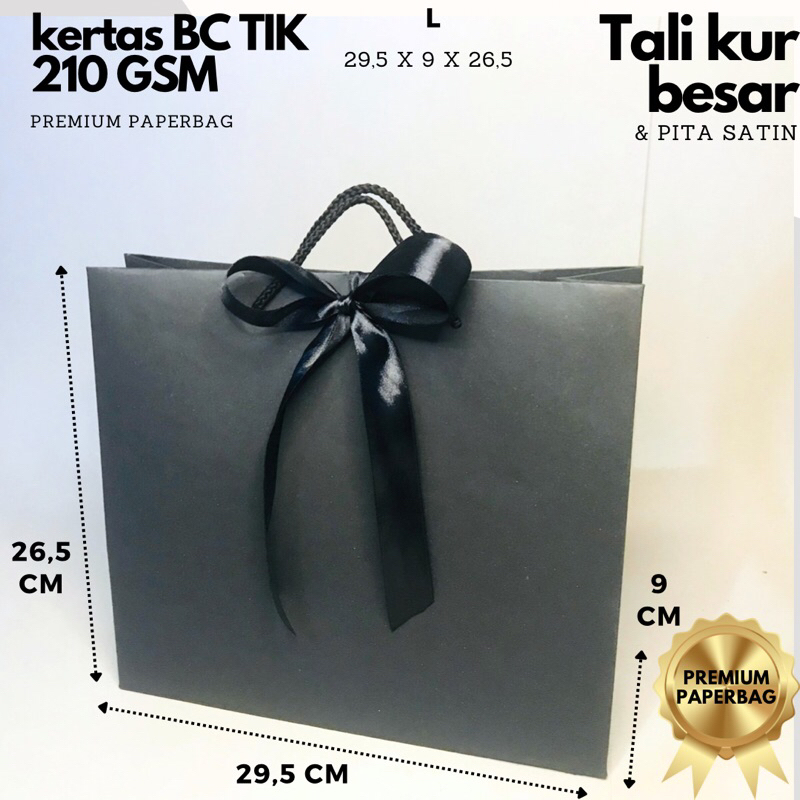 

Paperbag Premium Hitam Uk L dan pita Elegan, Tas Kado,Hampers untuk Hadiah Spesial dan Acara Penting