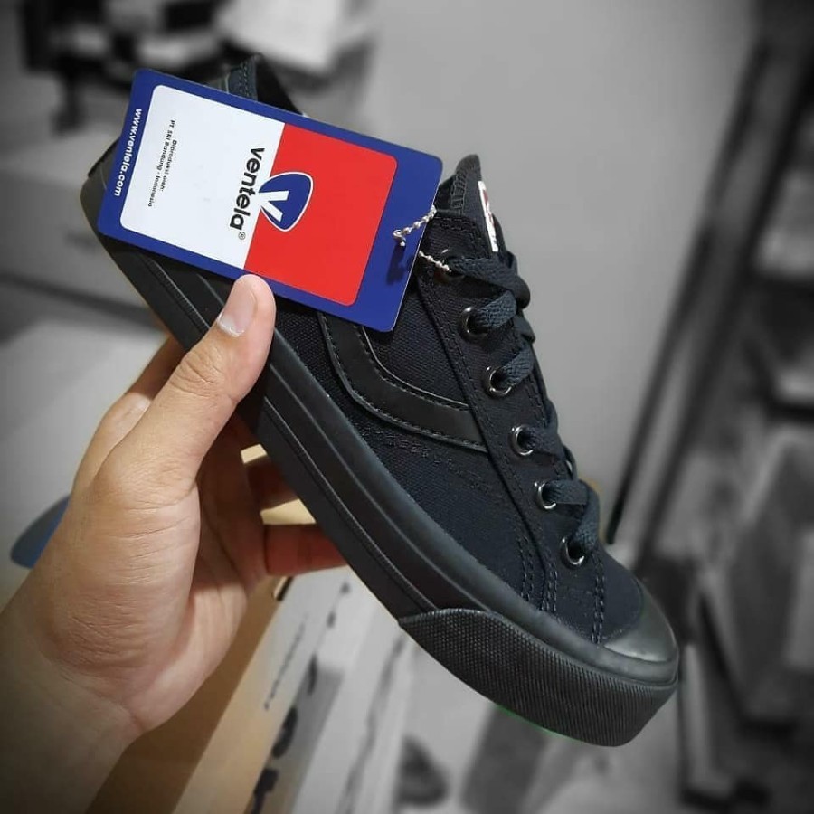 sepatu pria full hitam / sepatu vantela / vantela putih / sepatu sekolah / sepatu putih / sepatu sne