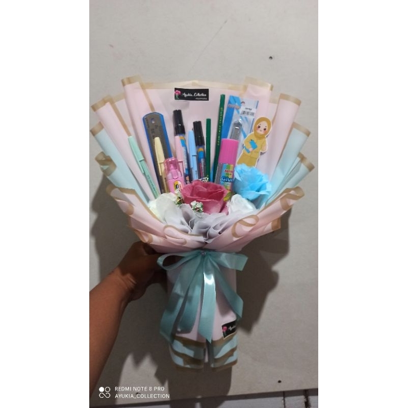 

BUKET ALAT TULIS / BUKET HAMPERS / BUKET KADO / BUKET HARI GURU / BUKET HADIAH UNTUK GURU