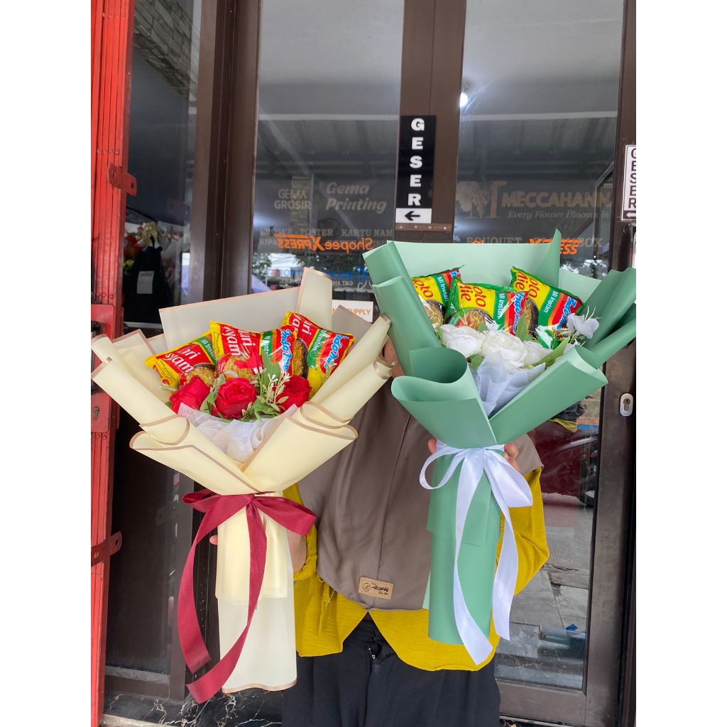 

Buket bouquet bucket snack coklat type Mie dan Bunga Artificial – untuk Hadiah Wisuda , Anniversary , Hari Guru , Ulang Tahun