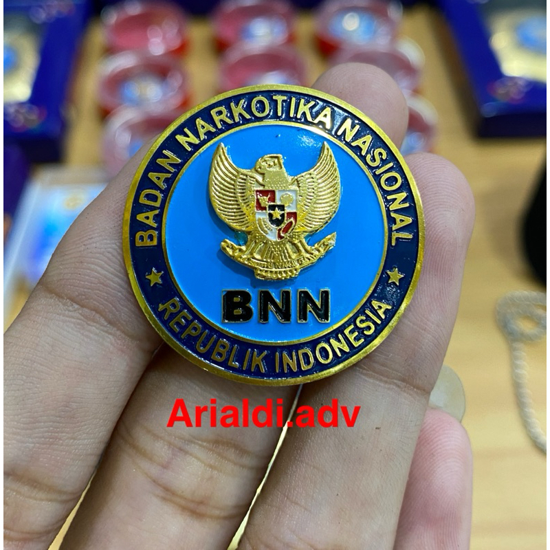 pin BNN pin lencana kuningan eching BNN magnet