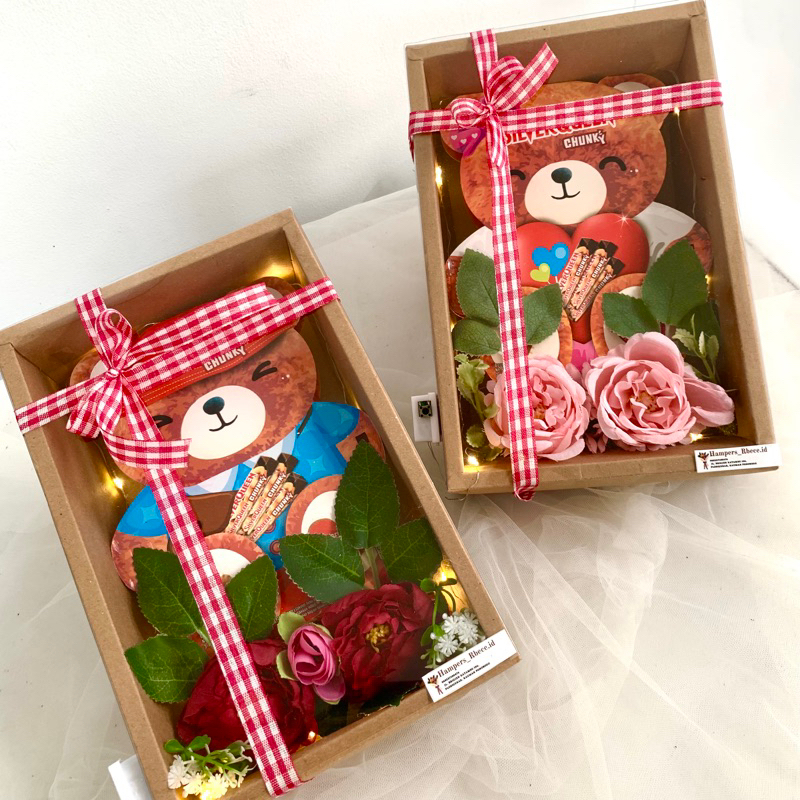 

Hampers Valentine Silverqueen Beruang / Snack Box / Hampers / Hadiah Ulang Tahun / Wisuda