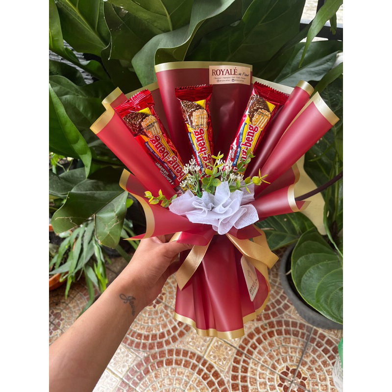

buket coklat / buket coklat murah / buket snack / buket valentine / buket murah / buket wisuda / buket ulang tahun / buket boneka / kado unik / royale de fleur