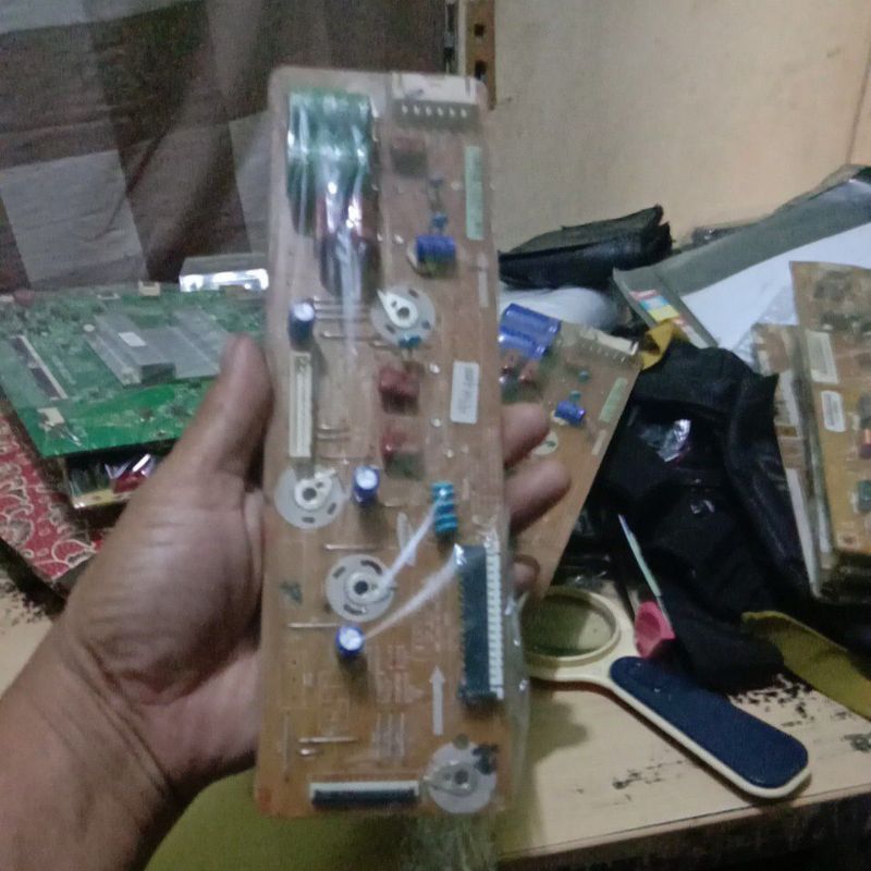 Z main Z sus TV plasma Samsung Type 43H4000