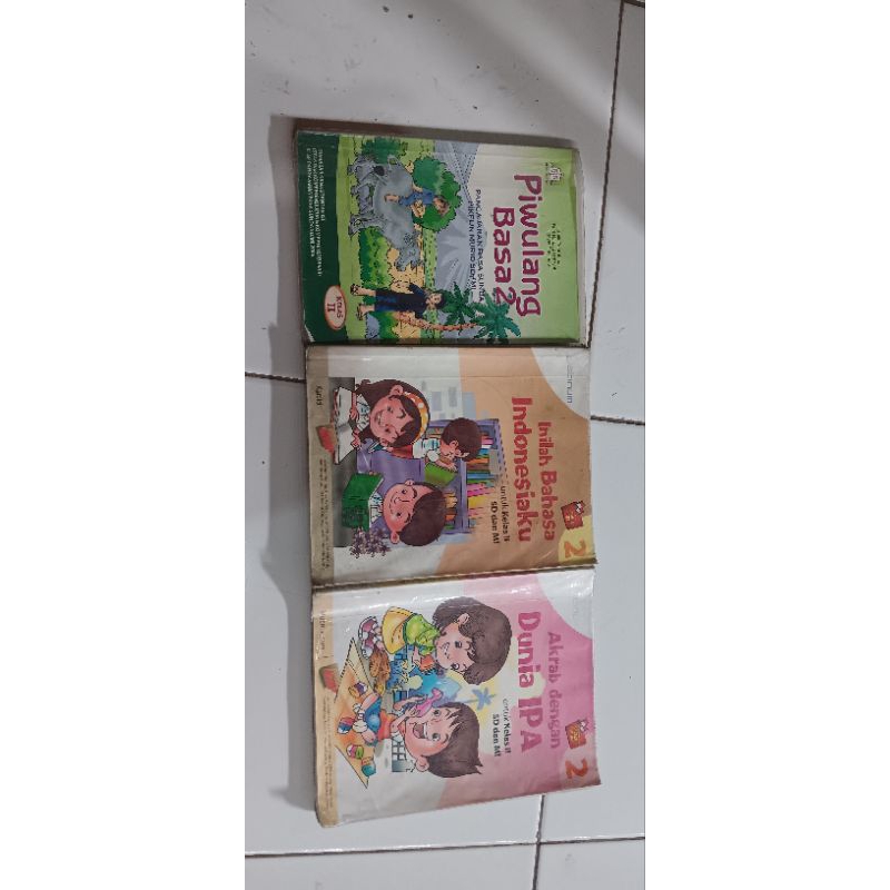 buku pelajaran sd kelas 2 ada tiga buku