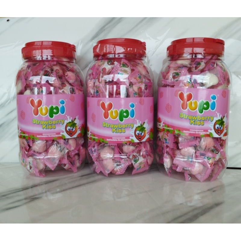 

yupi toples strawberry kiss