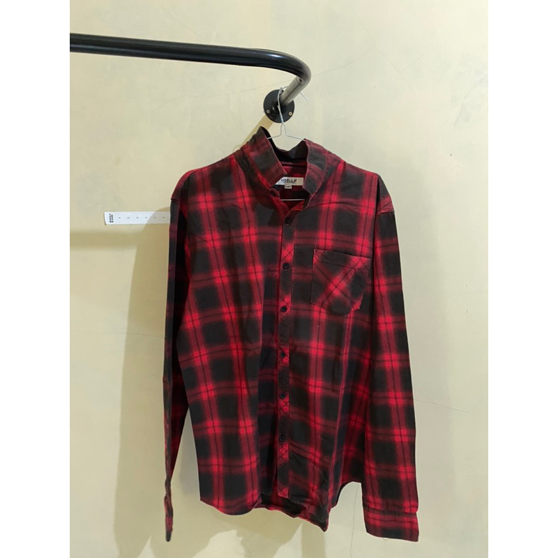 Kemeja flanel merah hitam