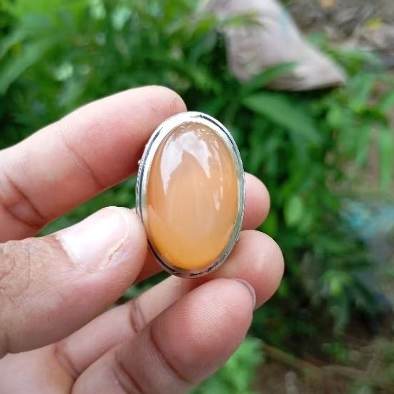 Natural cincin batu anggur nukleus alas kuning