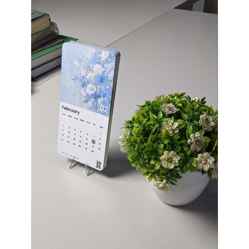

Mini Kalender Estetik 2025 - Vintage & Minimalis, Bahan Premium Ivory 400 GSM, Dudukan Akrilik - Kertas, Aesthetic