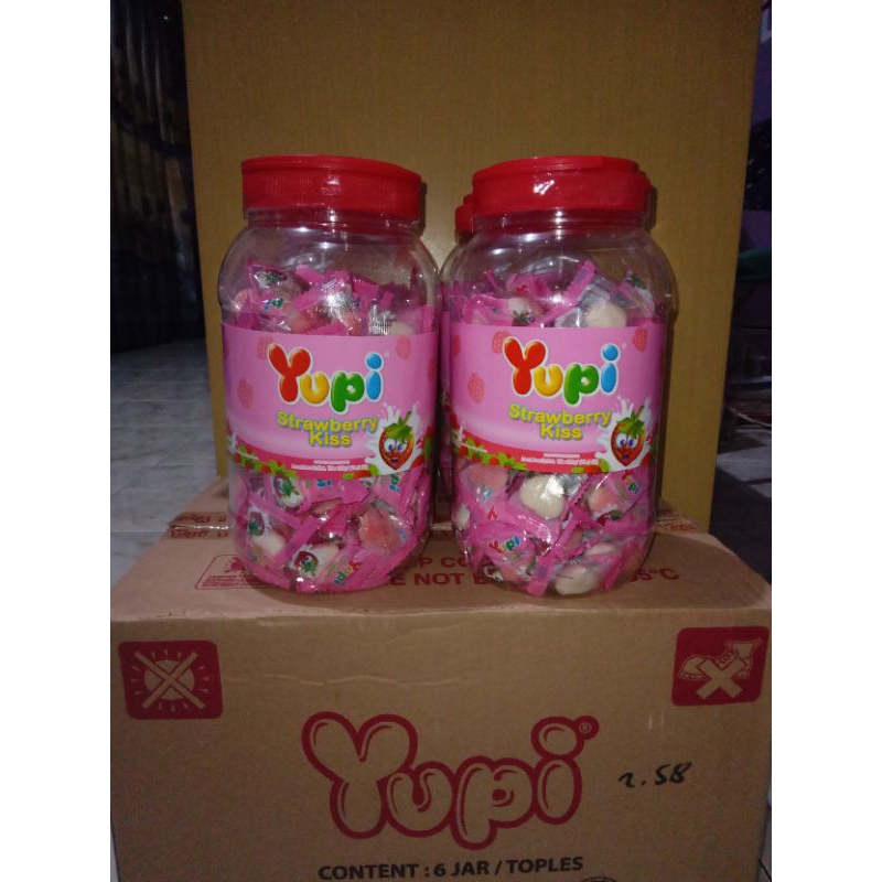 

YUPI STRAWBERRY KISS KEMASAN TOPLES 300gr