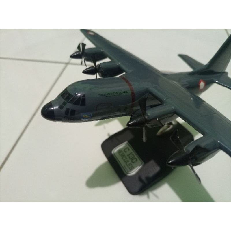 MINIATUR PESAWAT C130 MINIATUR PESAWAT HERCULES BAHAN FIBER RESIN SKALA 1:125 18cm x 24cm