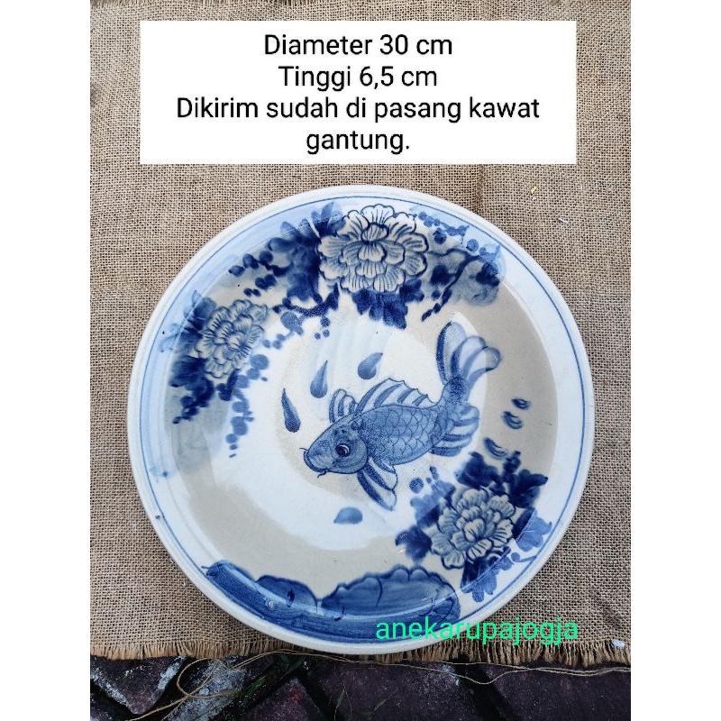 piring keramik lukis gambar ikan biru putih untuk dekorasi hiasan dinding