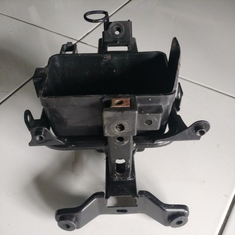 Besi braket dudukan aki, dudukan lampu sen Honda spacy FI/Karbu Ori copotan