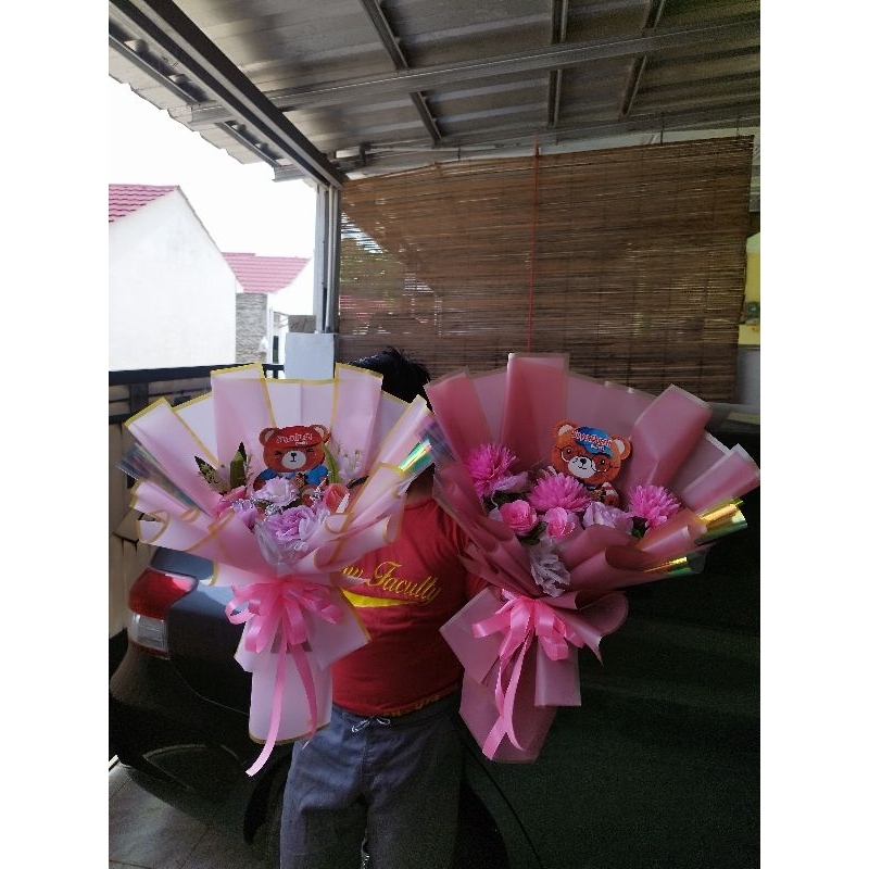 bunga buket coklat beruang untuk Valentine