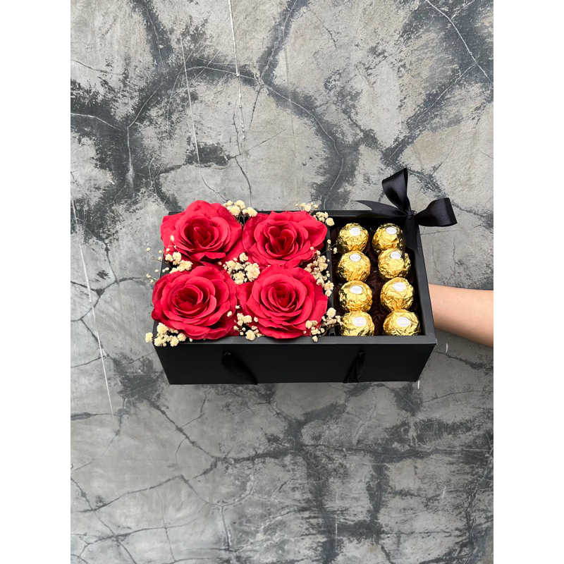

Bloom Box Coklat Fererro pakai Bunga Mawar Palsu Premium dan Baby Breath Dried