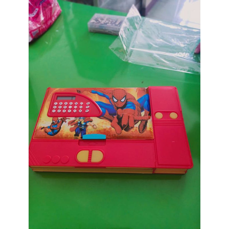 

Kotak Pensil Otomatis Jumbo 2 Sisi Karakter Spiderman+ Kalkulator + Serutan Runcing