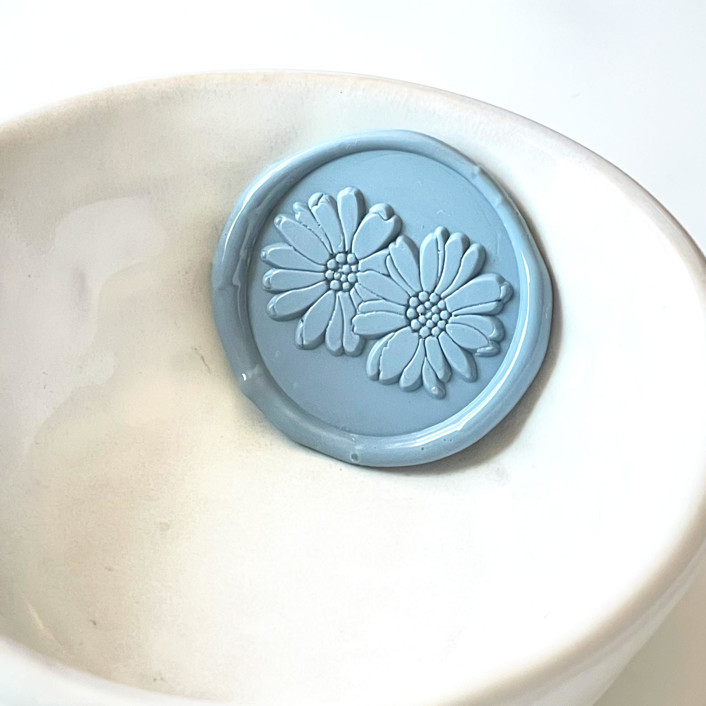 

(CLG) Two Daisy - 1 Pcs Wax Seal Coin Instan Siap Pakai HS21 / Segel undangan wax seal DIY / Hampers / Souvenir / Hadiah / Hiasan / art & Craft / candle wax seal coin langsung tempel sudah include double tape